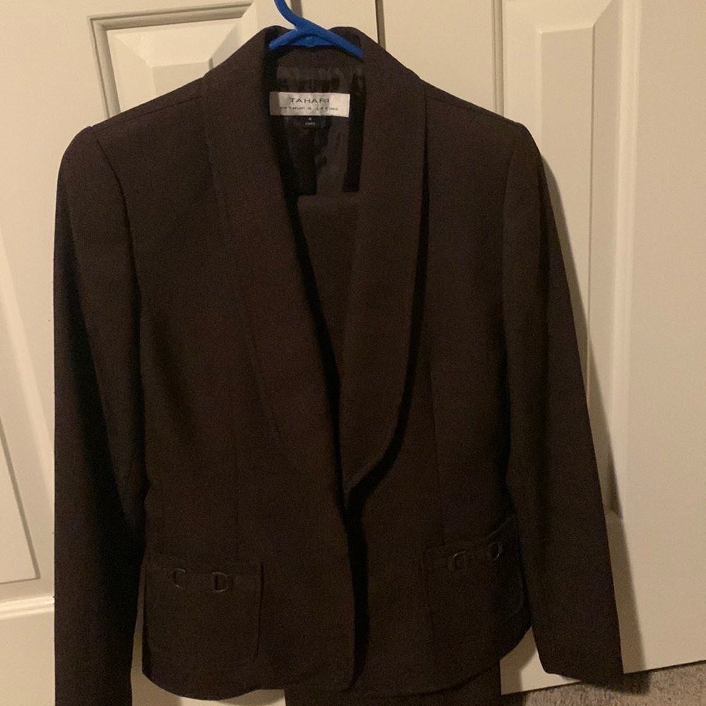 Womens Tahari Brown Two piece Pant suit. Size 4